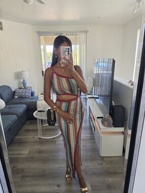 Multicoloured dress with striped pattern, made of asymmetrical hook